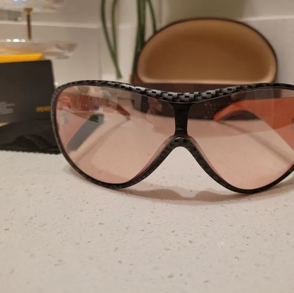 Authentic Fendi shield Type Sunglasses Gray & Black , Rose  display picture 1
